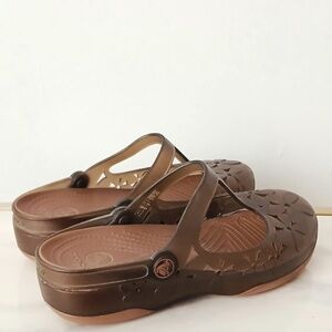 Crocs Classic Floral Cutout Design Rubber Sandals Women Size 7